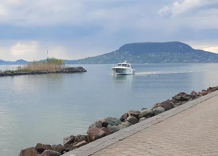 Medea A Vizparton * Fonyód